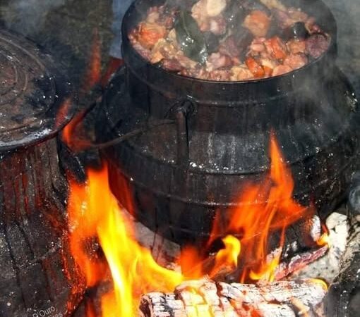 Carnes do Cozido na Panela de Ferro ao Lume no Chão