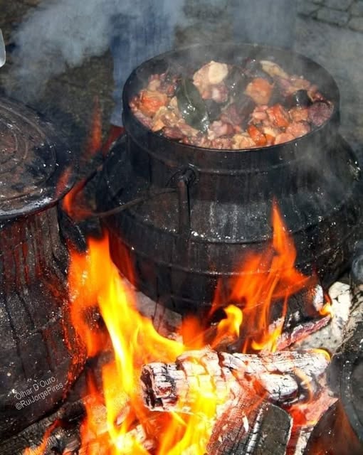 Carnes do Cozido na Panela de Ferro ao Lume no Chão