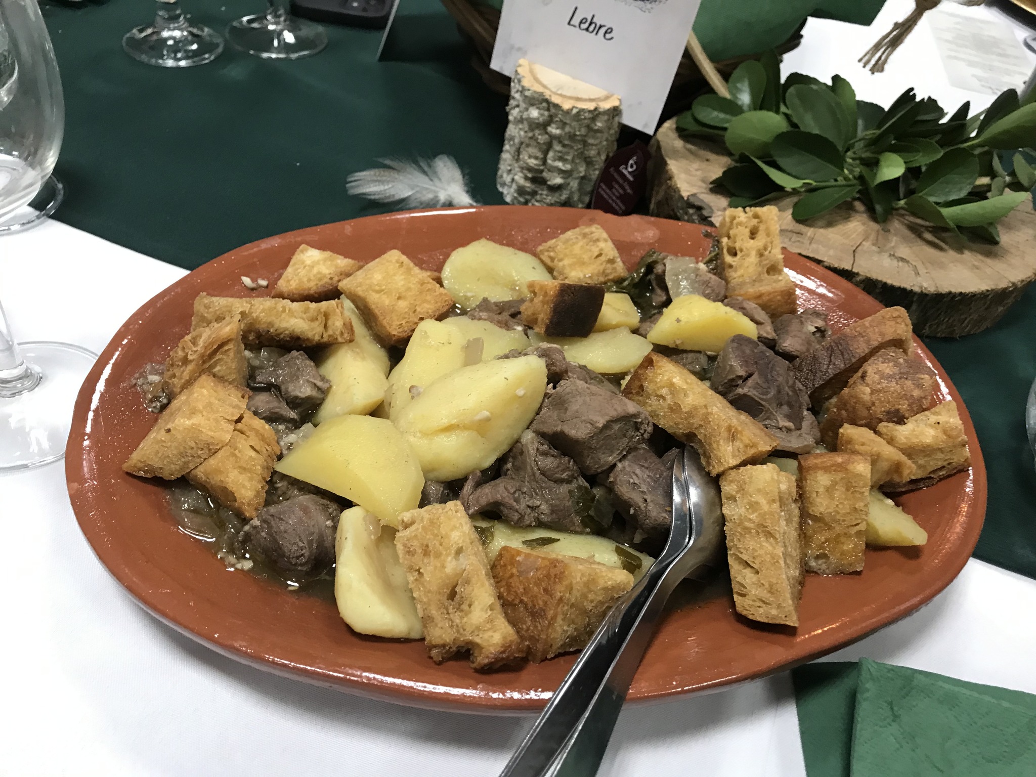 Coelho à Alentejana com Batata Cozida & Pão Torrado