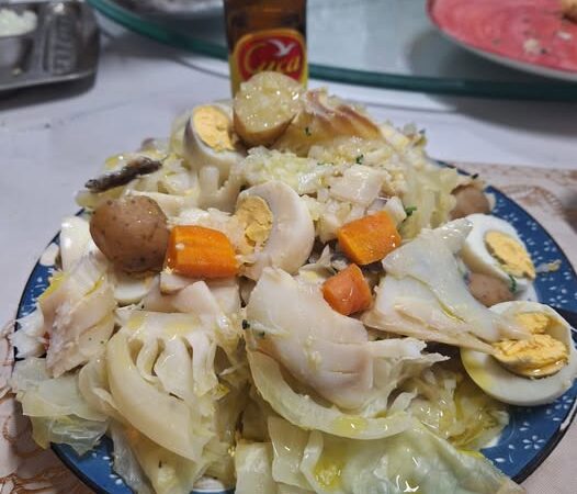 Bacalhau desfiado em Lascas com Repolho, Batata, Ovo e Molho de Alho (à moda antiga)