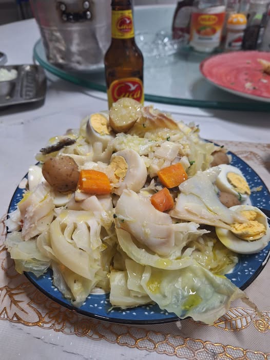 Bacalhau desfiado em Lascas com Repolho, Batata, Ovo e Molho de Alho (à moda antiga)