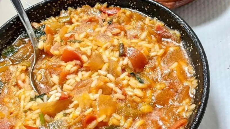 Arroz de tomate e enguias fritas