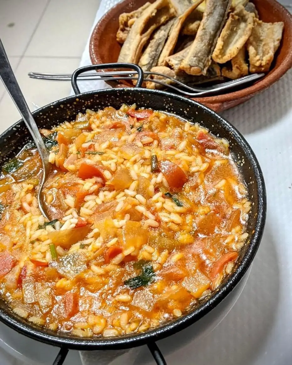 Arroz de tomate e enguias fritas