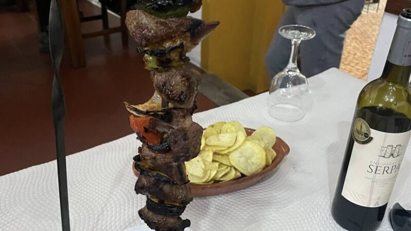 Espetadas de Porco Preto Grelhadas no Carvão