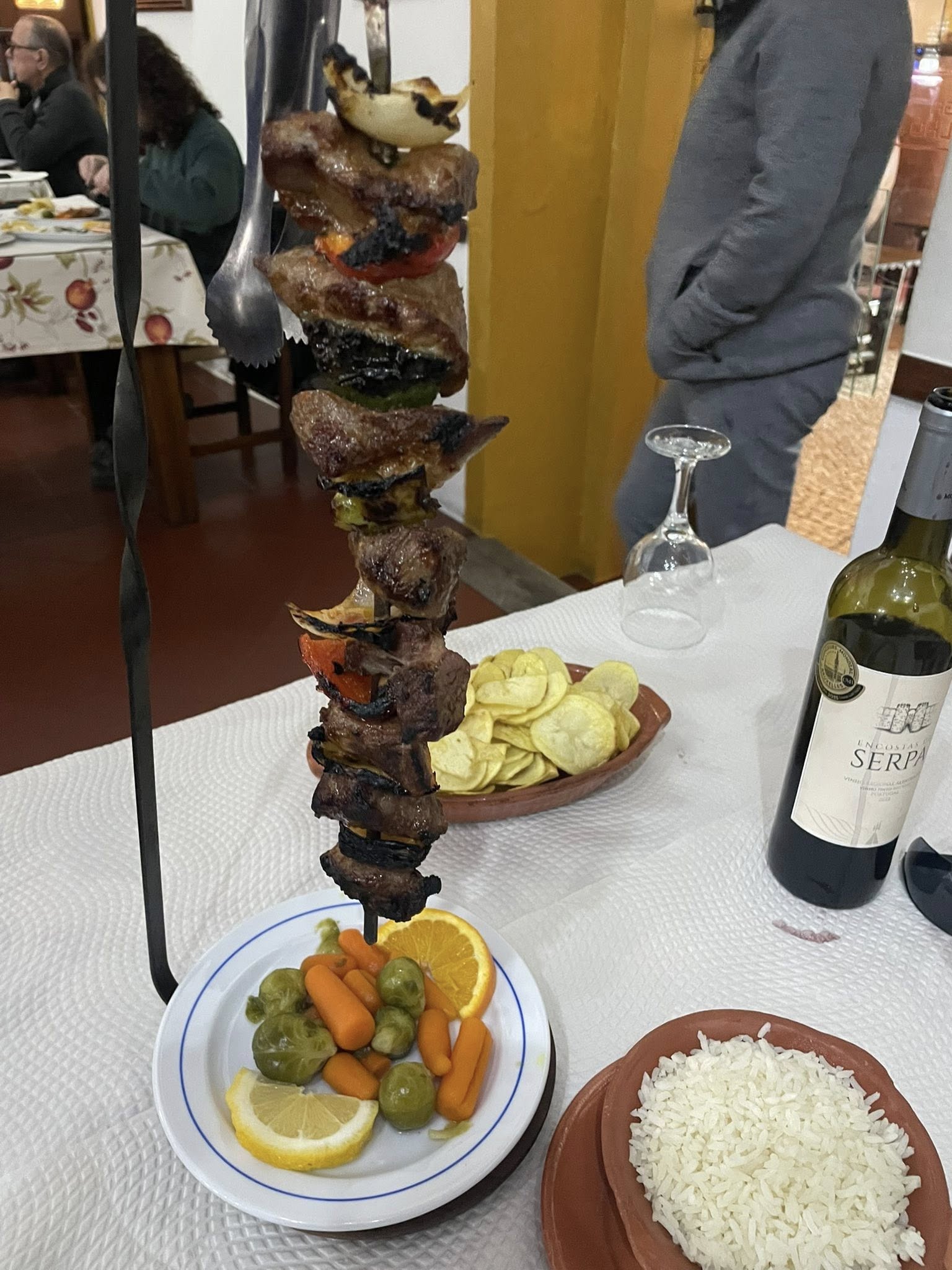 Espetadas de Porco Preto Grelhadas no Carvão