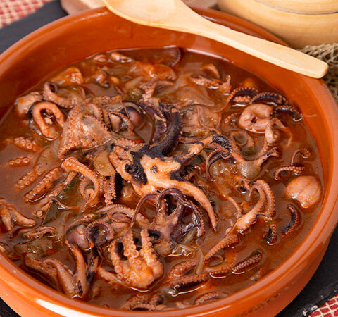 Polvo com Cebolas e Molho de Tomate