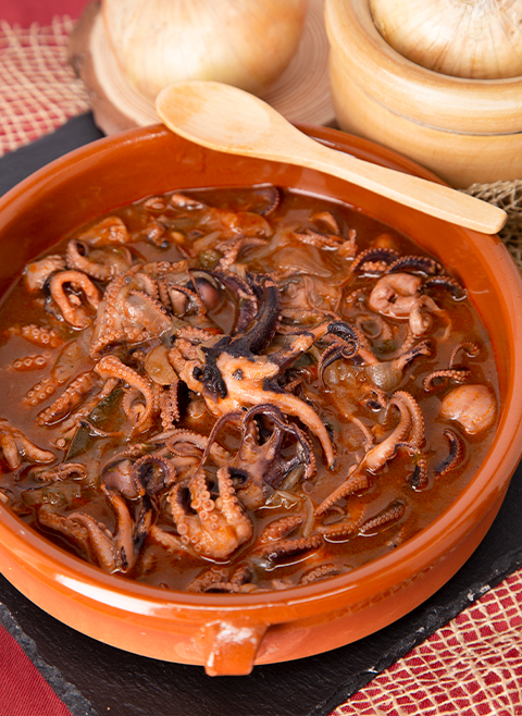 Polvo com Cebolas e Molho de Tomate