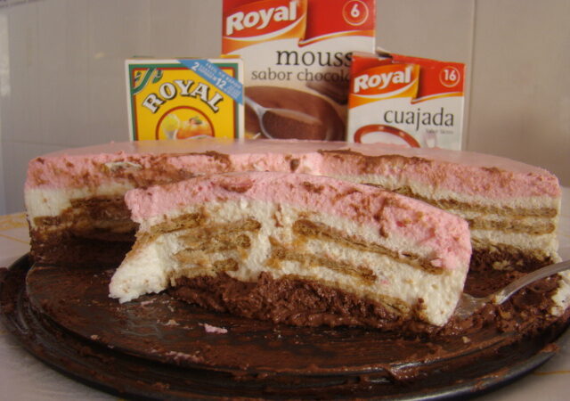 Semifrio de iogurte e gelatina com base de mousse de chocolate