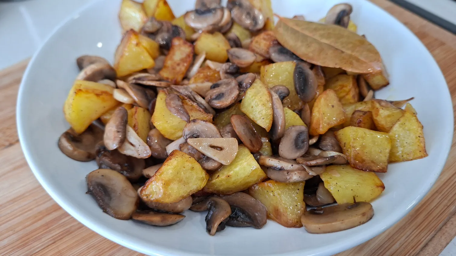 Cogumelos com alho e batatas