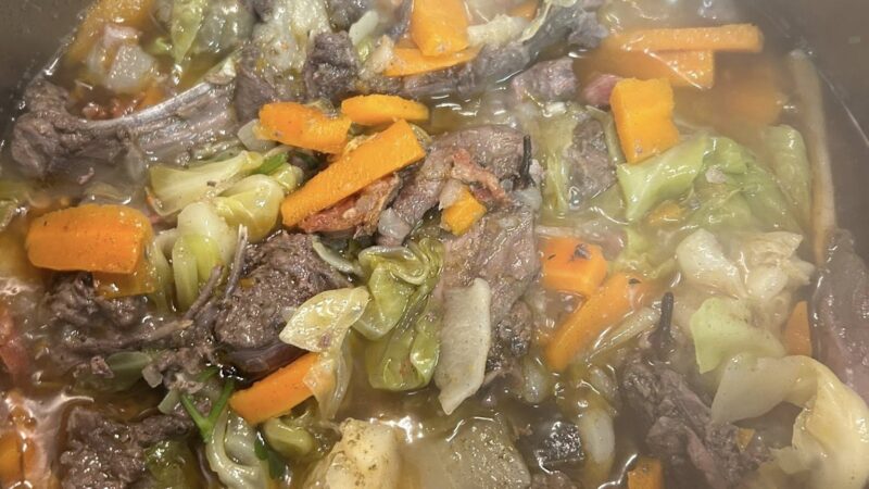 Lebre com Feijão Branco e Couve Coração — Tradição Alentejana à Moda Antiga