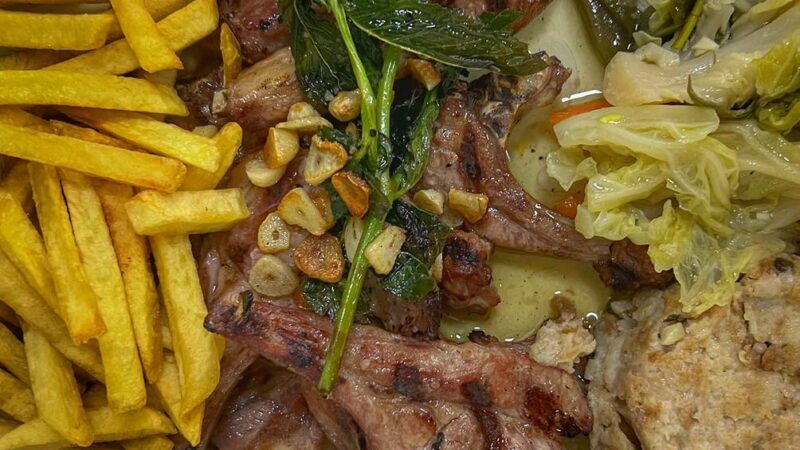 Costelinhas de Cabrito Grelhadas com Vegetais, Migas e Batata Frita