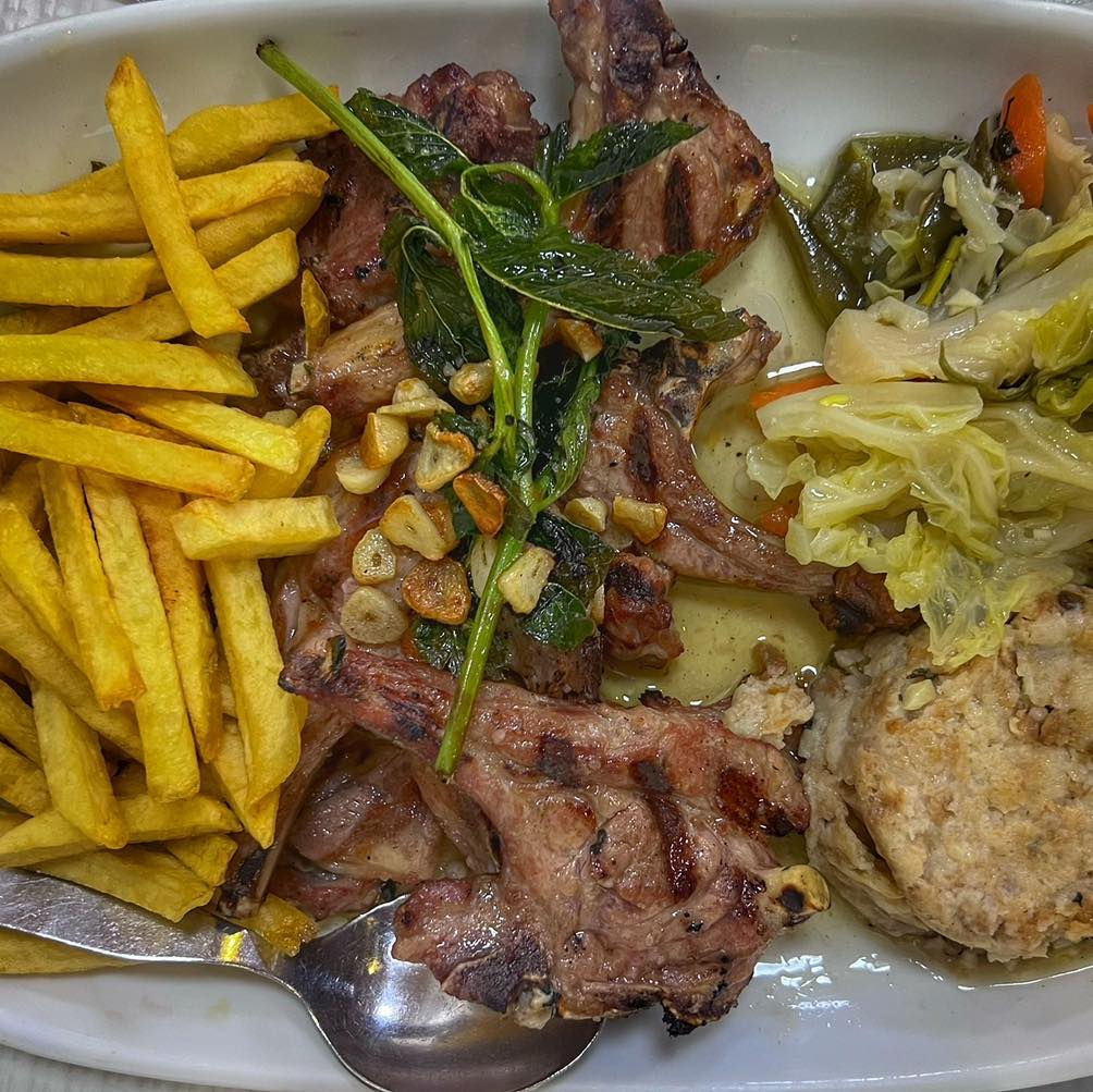 Costelinhas de Cabrito Grelhadas com Vegetais, Migas e Batata Frita