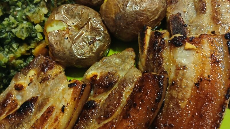 Entremeada com Batata a Murro e Migas de Couve e Broa