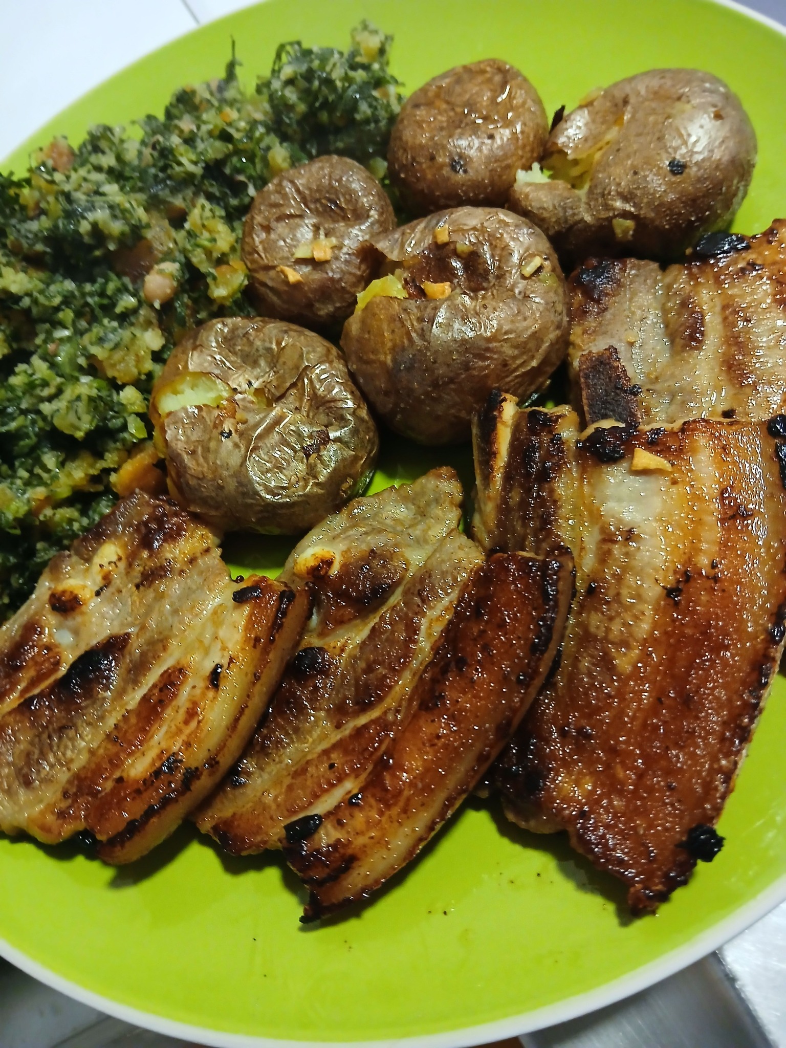 Entremeada com Batata a Murro e Migas de Couve e Broa