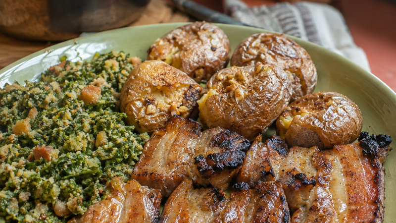 Entremeada com Batata a Murro e Migas de Couve e Broa