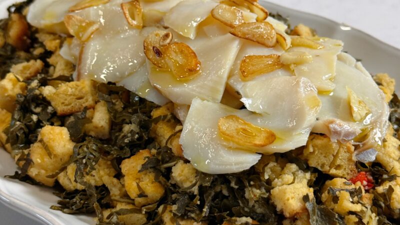 Migas de broa de milho com lascas de bacalhau 