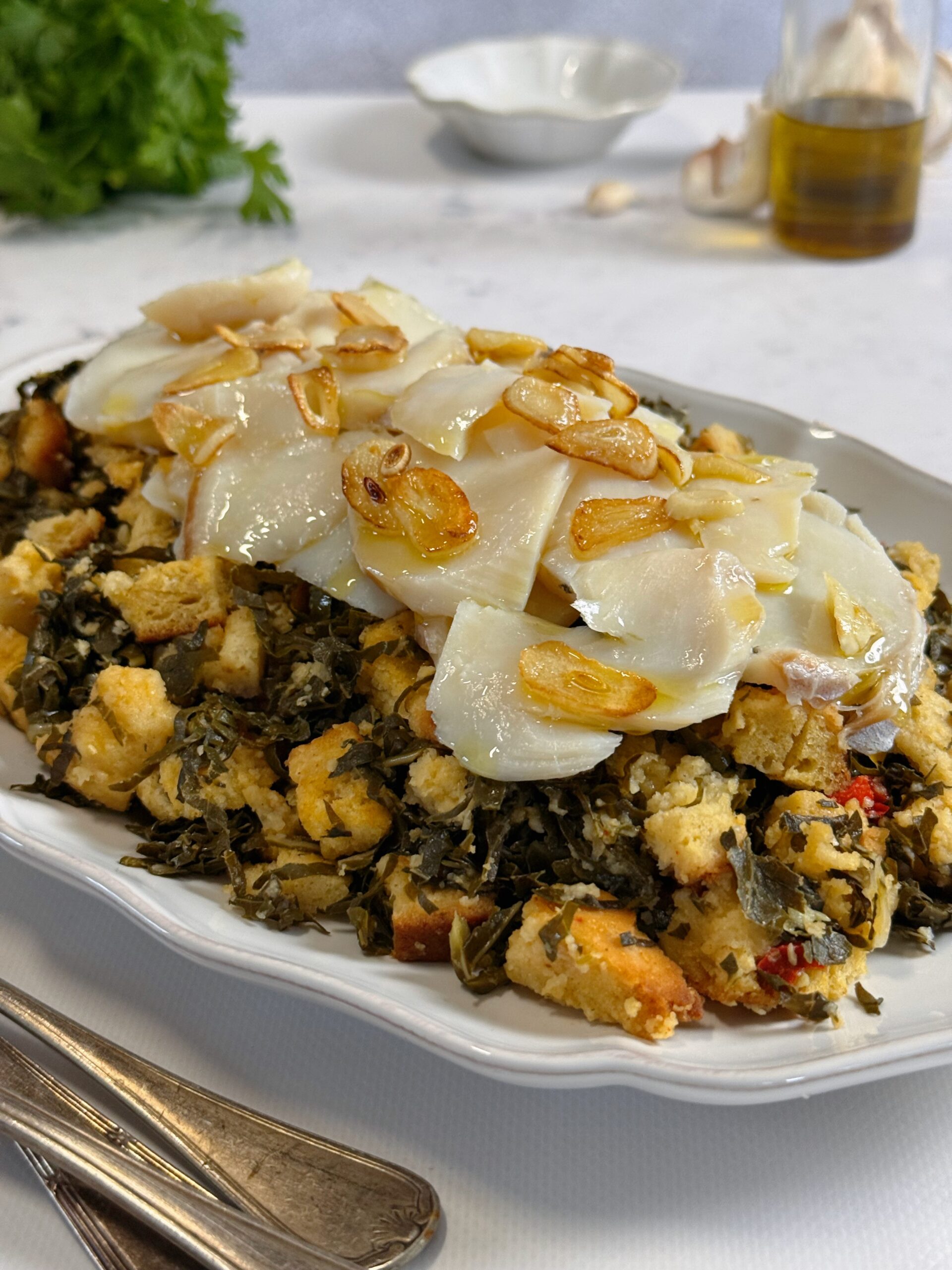 Migas de broa de milho com lascas de bacalhau 