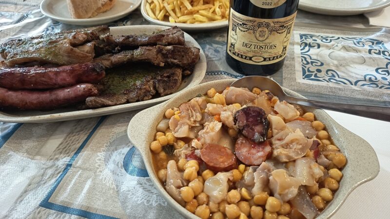 Grelhada Mista & Mão de Vaca com Grão: comida de tacho e brasa