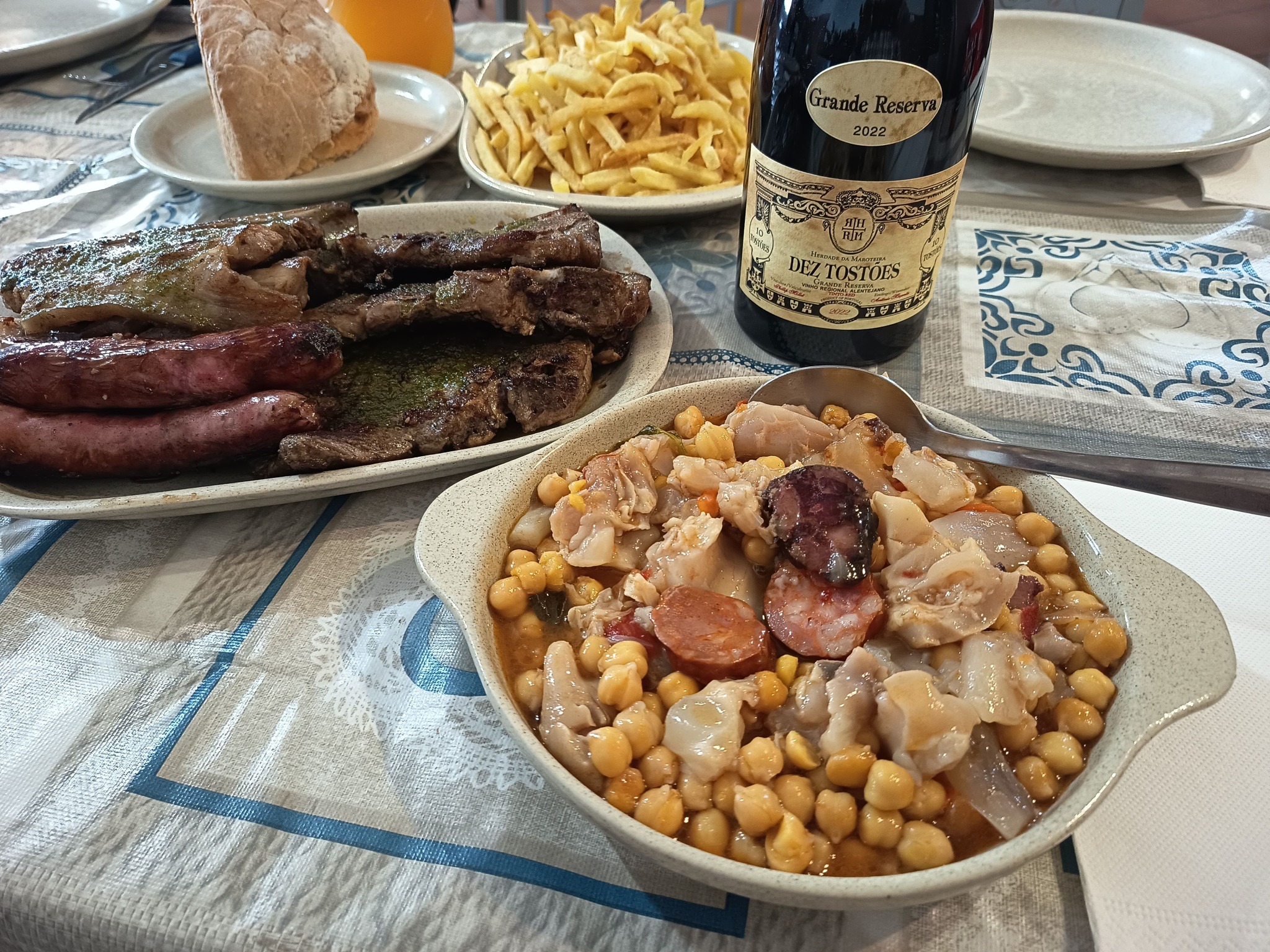 Grelhada Mista & Mão de Vaca com Grão: comida de tacho e brasa