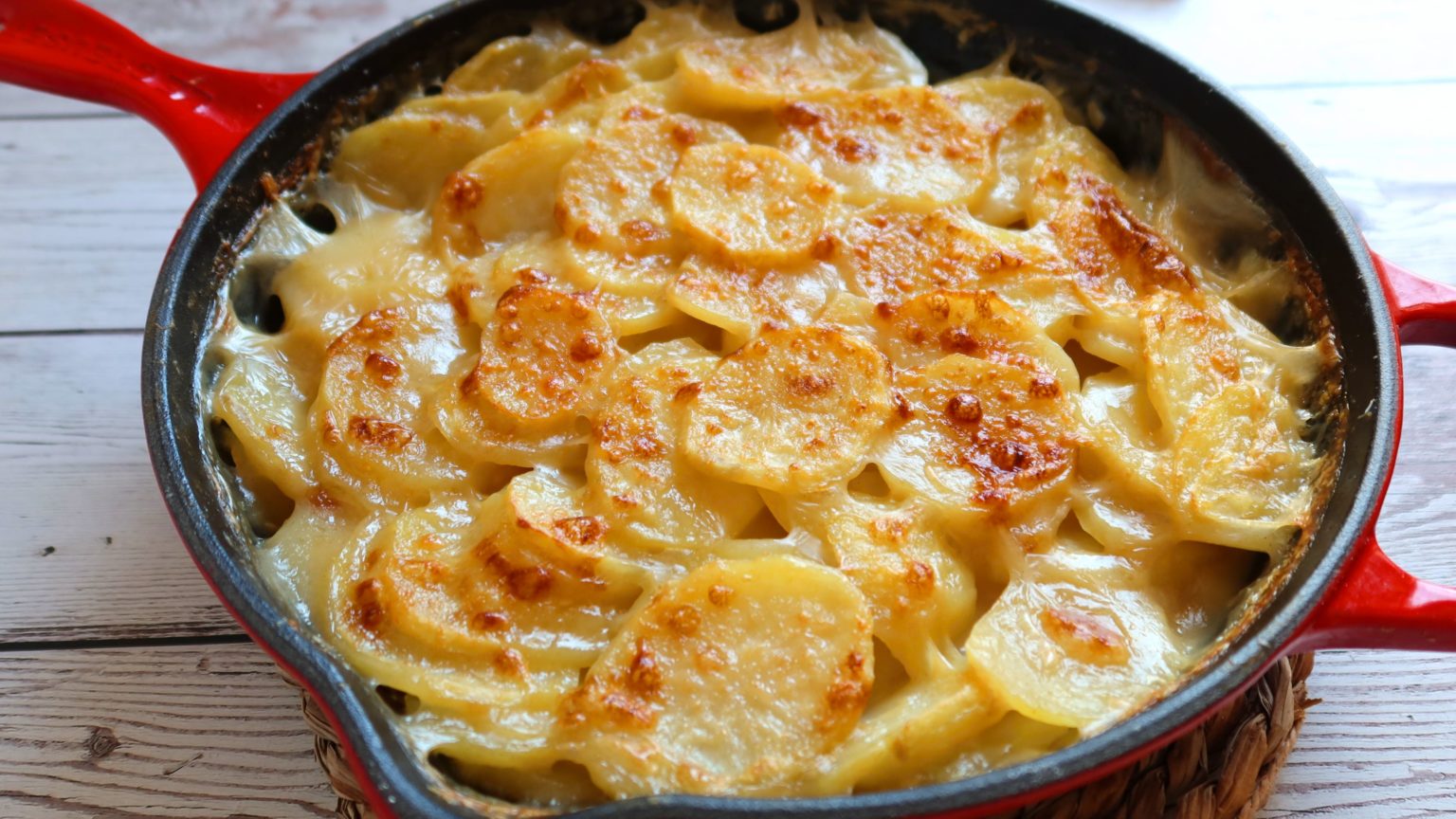 Batatas assadas com alho e queijo parmesão