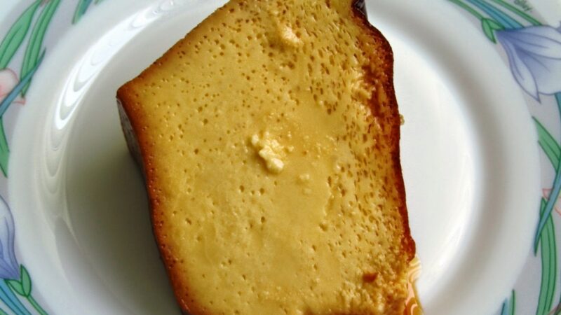 Pudim de Iogurte Grego e Caramelo