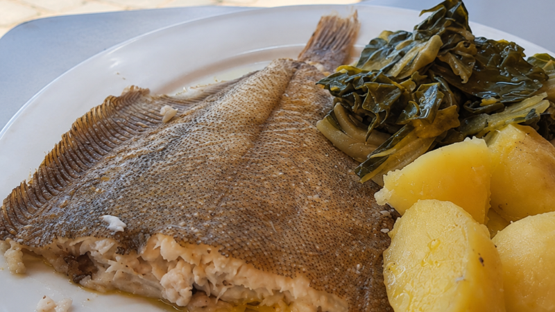 Solha Grelhada no Forno com Batatas e Couve. Perfeita para uma refeição caseira sem complicações.