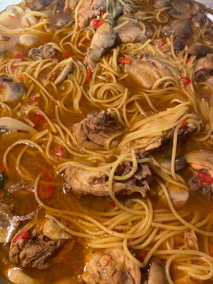 Esparguete com Frango Guisado e Champignons