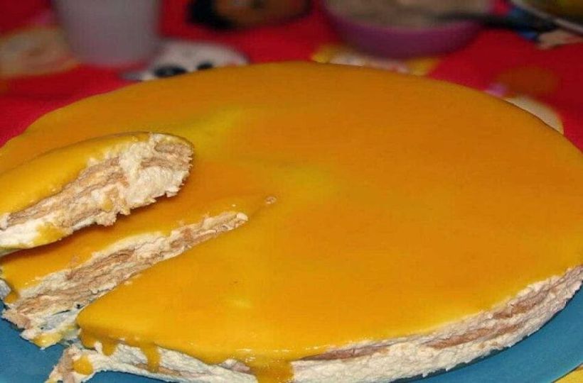 Tarte de natas e bolacha com cobertura de ovos moles