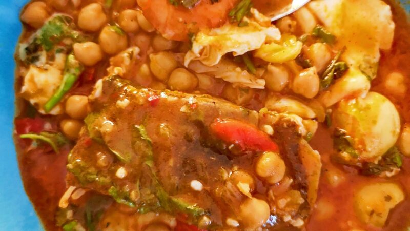 Grão com Bacalhau de Tomatada e Ovos Escalfados