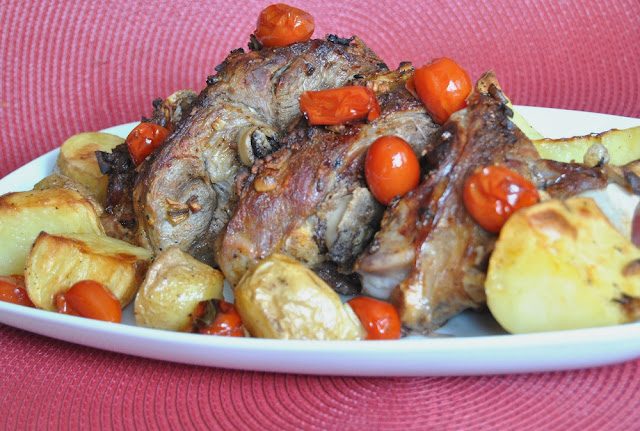 Borrego Assado com Tomate Cherry e Rosmaninho