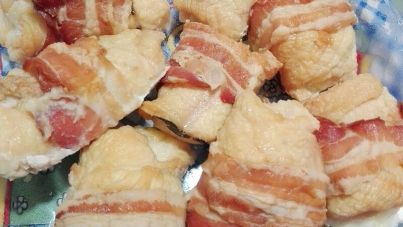 Peito de frango enrolado com bacon