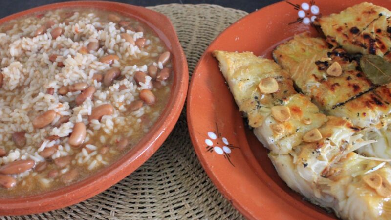 Bacalhau assado com arroz de feijão