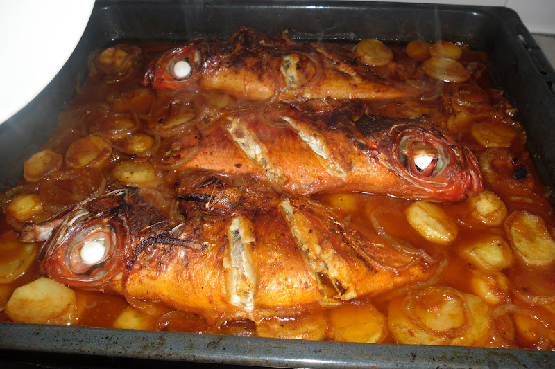 Peixe vermelho assado no forno com batatas