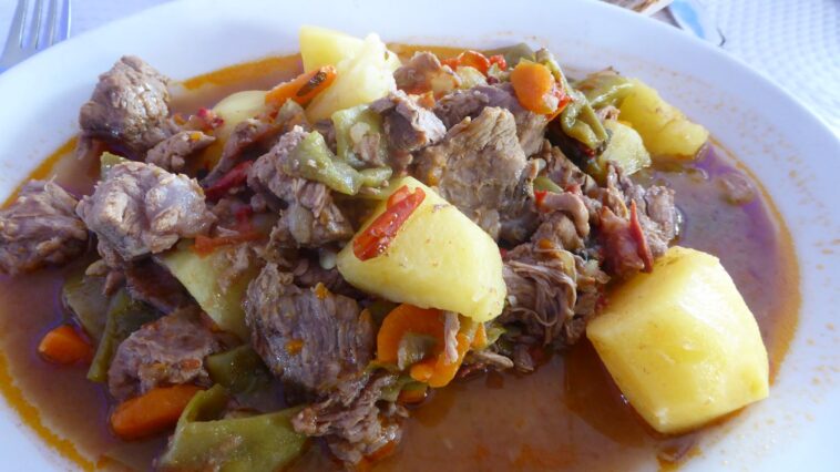 Fígado Frito Com Batatas E Tomate Estufado. Fígado Frito Na Chapa