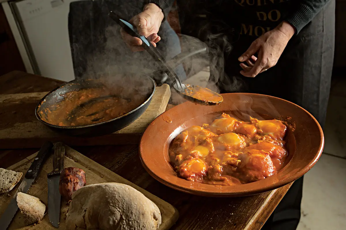 Receita tradicional de Tomatada com Ovos à Alentejana