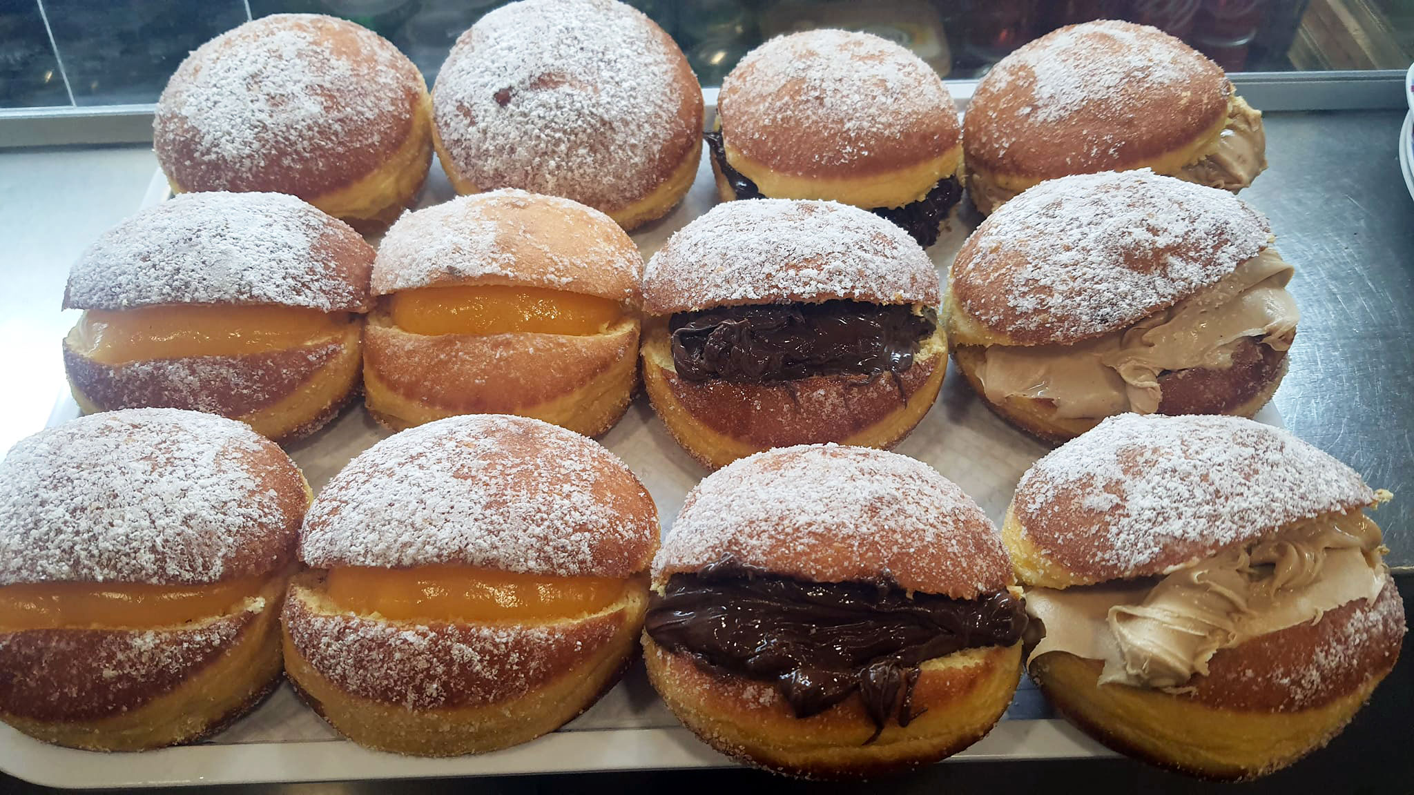 Bolas de Berlim com Creme de Ovo, Chocolate e Kinder Bueno