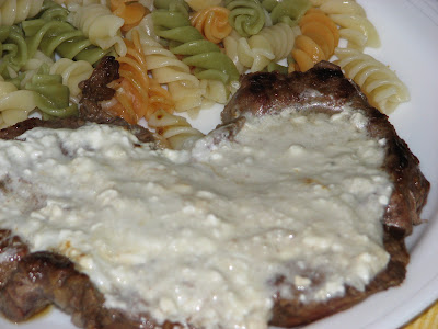 Bife com molho roquefort