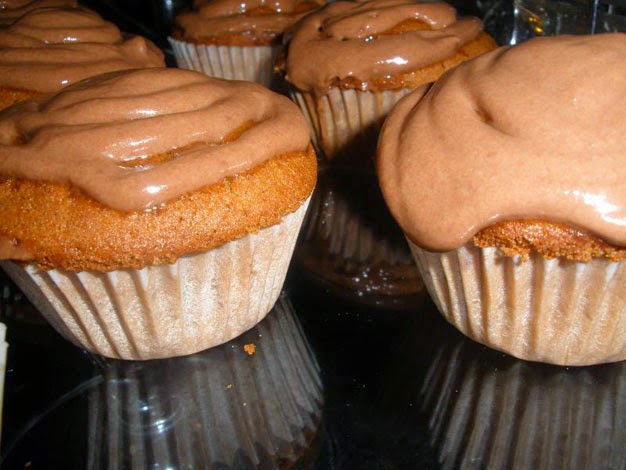 Queques de Chocolate e Iogurte. Para servir ao pequeno-almoço, sobremesa ou lanche!