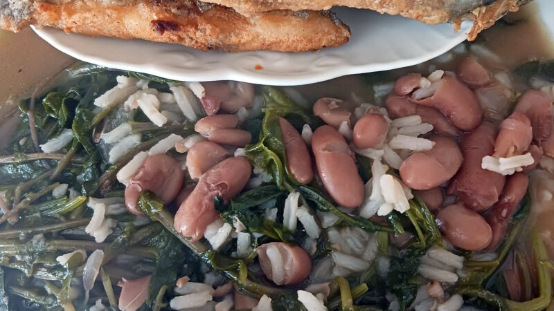 Agrião com Feijão e Arroz, acompanhado de Peixe Espada Frito