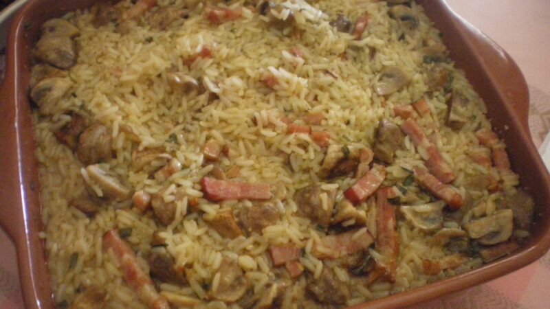 Arroz de forno com bacon e cogumelos