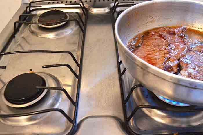 Como fritar um bife sem sujar o fogão. Com este truque nunca mais terá de limpar o fogão
