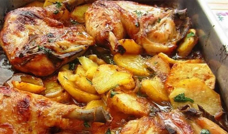 Coxas de frango no forno com batatinhas