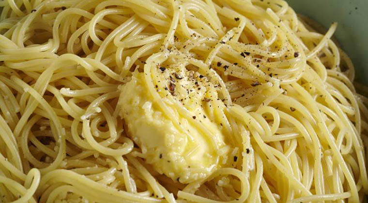 Esta é a receita de esparguete mais fácil e deliciosa do mundo! E leva apenas 3 ingredientes!